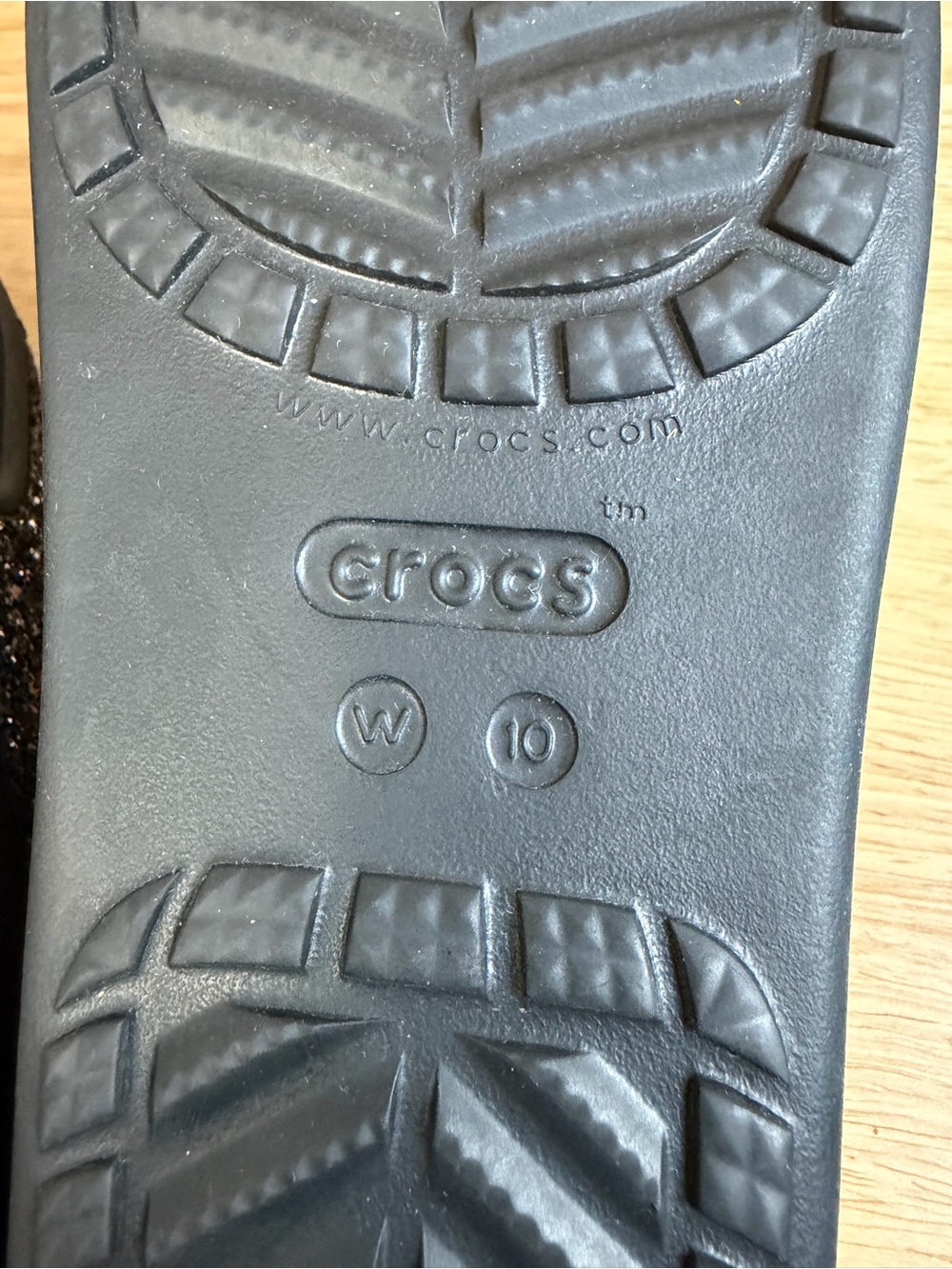Crocs women’s Sloane Glitter Sandals - Picture 10 of 10